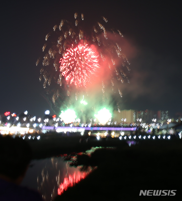 지난 5일 강릉단오제 불꽃놀이쇼. (사진=뉴시스)
