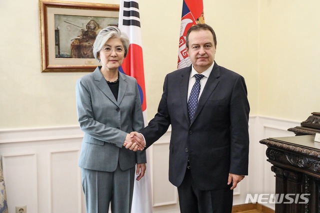 【서울=뉴시스】강경화 외교부 장관이 지난 8일(현지시간) 세르비아 수도 베오그라드에서 이비차 다치치 부총리 겸 외교장관, 아나 브르나비치(Ana Brnabic) 총리, 네보이샤 스테파노비치 부총리 내무장관 등 만났다고 외교부가 9일 밝혔다. 사진은 강 장관과 이비차 다치치 부총리 겸 외교장관. 2019.06.09. (사진=외교부 제공) photo@newsis.com