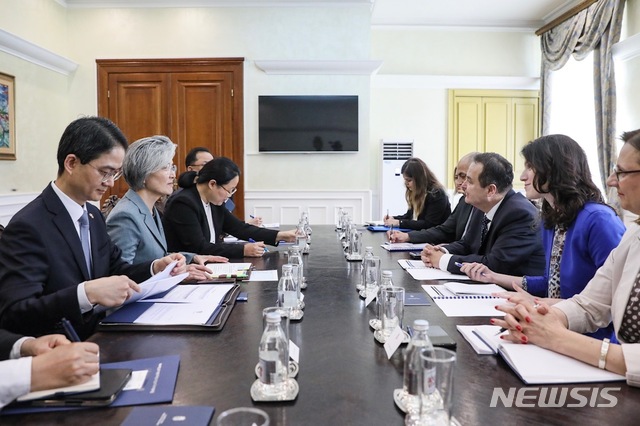 【서울=뉴시스】강경화 외교부 장관이 지난 8일(현지시간) 세르비아 수도 베오그라드에서 이비차 다치치 부총리 겸 외교장관, 아나 브르나비치(Ana Brnabic) 총리, 네보이샤 스테파노비치 부총리 내무장관 등 만났다고 외교부가 9일 밝혔다. 사진은 강 장관과 이비차 다치치 부총리 겸 외교장관이 회담하는 모습. 2019.06.09. (사진=외교부 제공) photo@newsis.com