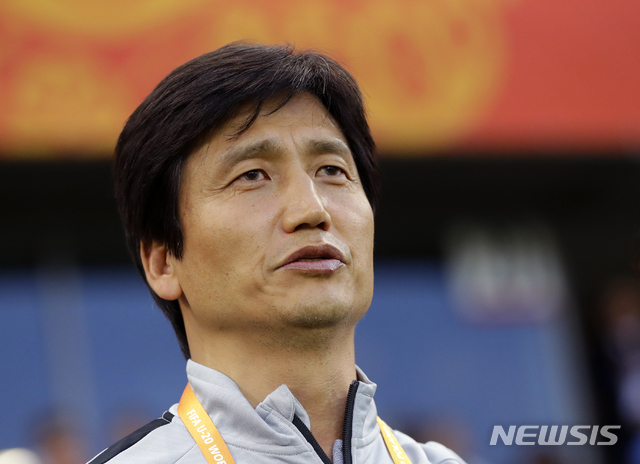 South Korea coach Jungyong Chung looks out before the quarter final match between Korea Republic and Senegal at the U20 World Cup soccer in Bielsko Biala, Poland, Saturday, June 8, 2019. (AP Photo/Sergei Grits) 