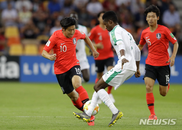 【비엘스코비아와(폴란드)=AP/뉴시스】한국 U20 축구대표팀 이강인(왼쪽)이 8일(현지시간) 폴란드 비엘스코 비아와에서 열린 2019 U20 월드컵 8강전 세네갈과의 경기에서 공을 다투고 있다. 한국은 연장까지 3-3으로 가는 혈투 끝에 승부차기에서 세네갈을 3-2로 물리치고 36년 만에 4강에 진출해 미국을 꺾고 올라온 에콰도르와 결승 진출을 다툰다. 이강인은 1골 2도움으로 한국의 세 골에 모두 관여했다. 2019.06.09.