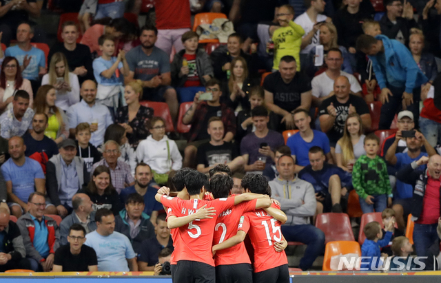 【비엘스코비아와(폴란드)=AP/뉴시스】한국 U20 축구대표팀 이강인(가운데)이 8일(현지시간) 폴란드 비엘스코 비아와에서 열린 2019 U20 월드컵 8강전 세네갈과의 경기에서 첫 골을 넣고 동료들과 기뻐하고 있다. 한국은 연장까지 3-3으로 가는 혈투 끝에 승부차기에서 세네갈을 3-2로 물리치고 36년 만에 4강에 진출해 미국을 꺾고 올라온 에콰도르와 결승 진출을 다툰다. 이강인은 1골 2도움으로 한국의 세 골에 모두 관여했다. 2019.06.09.