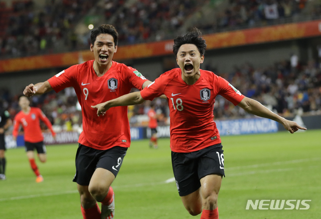 【비엘스코비아와(폴란드)=AP/뉴시스】정정용 감독이 이끄는 한국 U20 축구대표팀의 조영욱(오른쪽)이 8일(현지시간) 폴란드 비엘스코 비아와에서 열린 2019 U20 월드컵 8강전 세네갈과의 경기 연장 전반 세 번째 골을 넣고 오세훈과 함께 환호하고 있다. 한국은 연장까지 3-3으로 경기를 마쳐 이어진 승부차기에서 세네갈을 3-2로 물리치고 36년 만에 4강에 진출해 미국을 꺾고 올라온 에콰도르와 결승 진출을 다툰다. 2019.06.09.