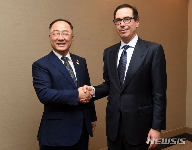【서울=뉴시스】이영환 기자 = G20 재무장관회의 참석차 일본 후쿠오카를 방문중인 홍남기 경제부총리 겸 기획재정부 장관이 8일 힐튼 씨 호크 호텔에서 스티븐 므누신 미국 재무장관과 면담 전 포즈를 취하고 있다. 2019.06.09. (사진=기획재정부 제공) photo@newsis.com