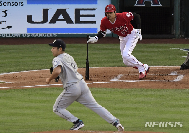 【로스앤젤레스=AP/뉴시스】 LA 에인절스의 오타니 쇼헤이(사진 오른쪽)가 9일(한국시간) 미국 캘리포니아주 애너하임의 에인절스타디움에서 열린 2019 메이저리그(MLB) 시애틀 매리너스와의 경기에서 시애틀 선발 기쿠치 유세이를 상대로 안타를 친 뒤 달려나가고 있다. 