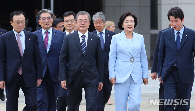 【성남=뉴시스】전신 기자 = 북유럽 3개국 순방에 나서는 문재인 대통령과 부인 김정숙 여사가 9일 경기도 성남 서울공항에서 공군1호기로 향하고 있다. 2019.06.09. photo1006@newsis.com
