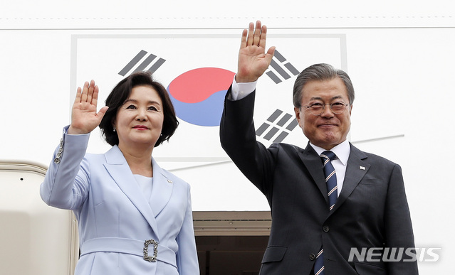 【성남=뉴시스】전신 기자 = 북유럽 3개국 순방에 나서는 문재인 대통령과 부인 김정숙 여사가 9일 경기도 성남 서울공항에서 공군1호기에 탑승해 손을 들어 인사하고 있다. 2019.06.09. photo1006@newsis.com
