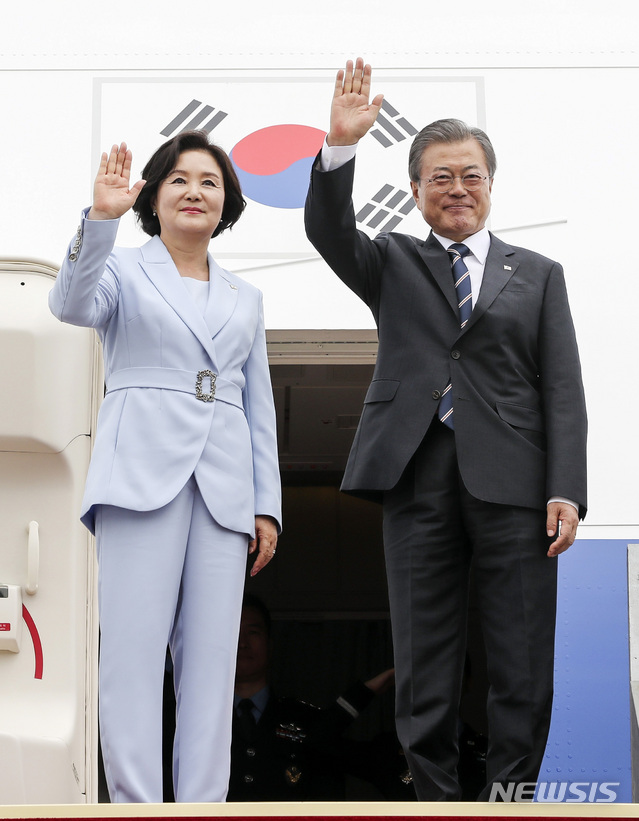 文대통령, 북유럽 3개국 순방 마치고 귀국길