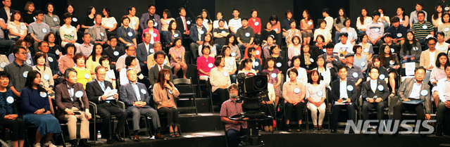 【서울=뉴시스】박주성 기자 = 반기문 국가기후환경회의 위원장과 조명래 환경부 장관을 비롯 한 참석자들이 9일 오후 서울 여의도 KBS 신관에서 열린 '신 만민공동회, 미세먼지 해법을 말하다' 생방송 준비를 하고 있다. 2시간 동안 진행될 생방송 프로그램에서는 미세먼지의 심각성과 원인, 국제협력의 필요성 및 방법, 국민생활 주변 미세먼지 대책과 향후 과제 등 주요 이슈가 다뤄진다. 2019.06.09. park7691@newsis.com