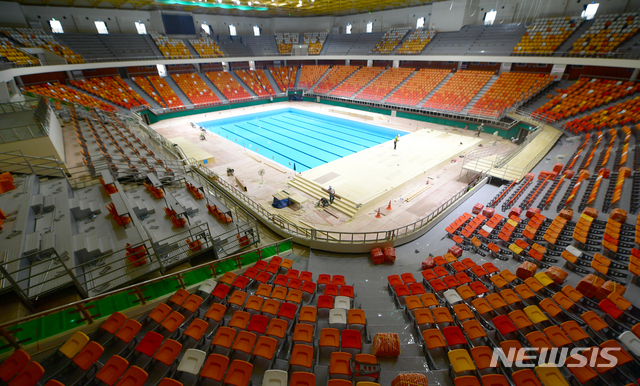 【광주=뉴시스】 류형근 기자 = '평화의 물결속으로(DIVE INTO PEACE)' 2019광주FINA세계수영선수권대회' 개막이 33일 앞으로 다가온 9일 오후 광주 서구 염주종합체육관에 설치된 아티스틱스위밍 경기장에 물이 채워졌다. 2019.06.09.&nbsp; hgryu77@newsis.com