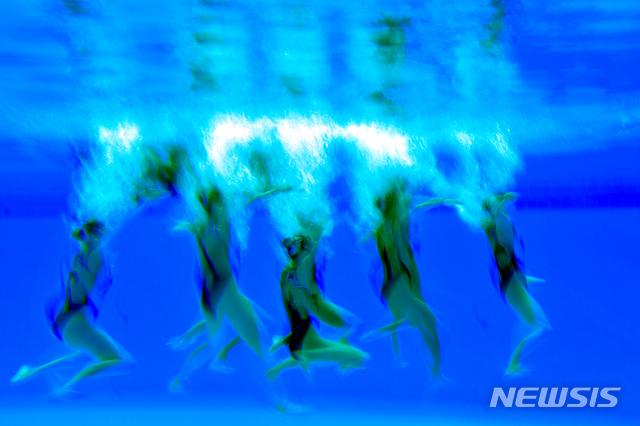 【광주=뉴시스】 류형근 기자 = 아티스틱스위밍 국가대표팀이 9일 오후 광주 광산구 남부대국제수영장에서 2019광주세계수영선수권대회 출전을 대비한 훈련을 하고 있다. 2019.06.09.&nbsp; hgryu77@newsis.com