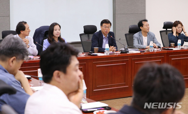 【서울=뉴시스】이종철 기자 = 9일 서울 여의도 국회 의원회관에서 비공개로 열린 자유한국당 신정치혁신특위 전체회의에서 신상진 신정치혁신특별위원장(가운데)이 회의를 주재하고 있다. 2019.06.09.&nbsp; jc4321@newsis.com