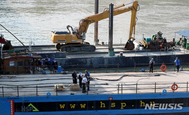 【부다페스트(헝가리)=뉴시스】추상철 기자 =본격 선체 인양이 임박한 9일 오전(현지시각) 헝가리 부다페스트 다뉴브강 유람선 침몰 사고현장에서 인양선 클라크 아담호를 비롯한 인양작업에 동원될 선박 사이로 헝가리 인양 관계자가 인양준비작업을 하고 있다. 2019.06.09.&nbsp;&nbsp; scchoo@newsis.com