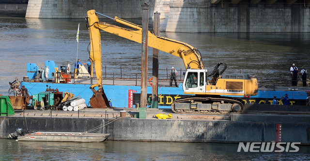 【부다페스트(헝가리)=뉴시스】추상철 기자 =본격 선체 인양이 임박한 9일 오전(현지시각) 헝가리 부다페스트 다뉴브강 유람선 침몰 사고현장에서 인양준비작업이 진행되고 있다. 2019.06.09.&nbsp; scchoo@newsis.com