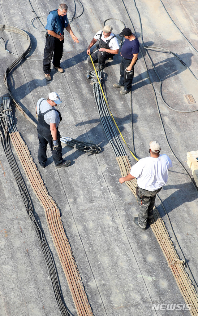 【부다페스트(헝가리)=뉴시스】추상철 기자 =본격 선체 인양이 임박한 9일 오전(현지시각) 헝가리 부다페스트 다뉴브강 유람선 침몰 사고현장에서 헝가리측 인양 관계자가 선체에 연결할 와이어를 정리하고 있다. 2019.06.09.&nbsp; scchoo@newsis.com