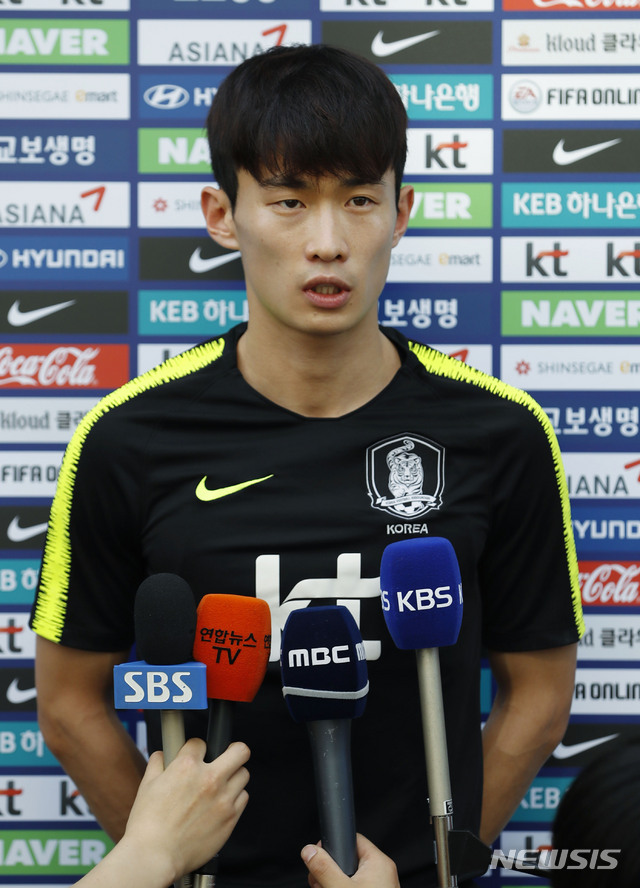 【파주=뉴시스】최동준 기자 = 축구 대표팀 김문환이 9일 경기 파주시 축구대표팀트레이닝센터에서 열린 소집훈련 전 인터뷰를 하고 있다.대표팀은 오는 11일 이란과 평가전을 치른다. 2019.06.09. photocdj@newsis.com