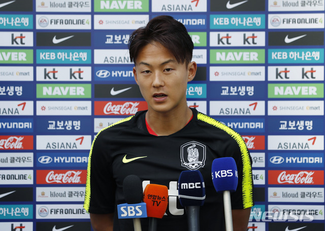 【파주=뉴시스】최동준 기자 = 축구 대표팀 이승우가 9일 경기 파주시 축구대표팀트레이닝센터에서 열린 소집훈련 전 인터뷰를 하고 있다.대표팀은 오는 11일 이란과 평가전을 치른다. 2019.06.09. photocdj@newsis.com