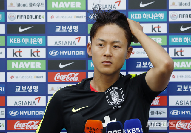 【파주=뉴시스】최동준 기자 = 축구 대표팀 이승우가 9일 경기 파주시 축구대표팀트레이닝센터에서 열린 소집훈련 전 취재진 질문을 듣고 있다.대표팀은 오는 11일 이란과 평가전을 치른다. 2019.06.09. photocdj@newsis.com