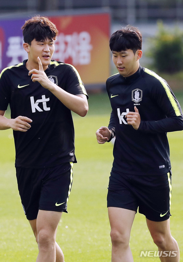 【파주=뉴시스】최동준 기자 = 축구 대표팀 손흥민, 김민재가 9일 경기 파주시 축구대표팀트레이닝센터에서 열린 소집훈련 전 몸을 풀고 있다. 대표팀은 오는 11일 이란과 평가전을 치른다. 2019.06.09.&nbsp; photocdj@newsis.com