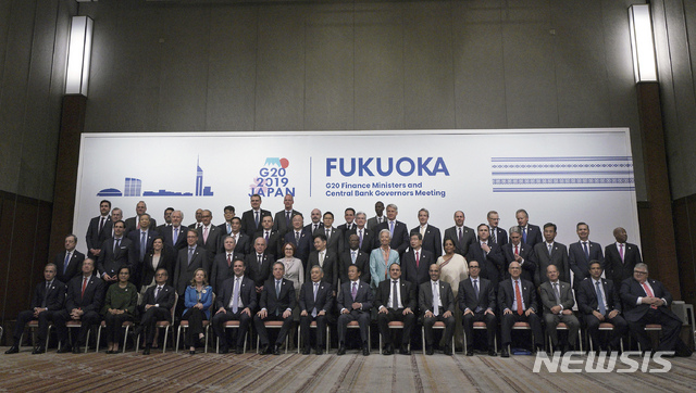 제 9회 G20 정상회의를 위한 재무장관 및 중앙은행총재 회의 참여인사들이 9일 공동성명 채택 후 단체촬영에 임하고 있다&nbsp; AP