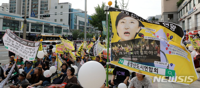 【고양=뉴시스】박주성 기자 = 일산신도시연합회와 운정신도시연합회, 검단신도시연합회 주최로 9일 오후 경기도 고양시 일산서구 주엽동 김현미 국토교통부 장관 지역구 사무실 앞에서 열린 3기 신도시 철회 5차 집회에서 참가자들이 구호를 외치고 있다. 2019.06.09. park7691@newsis.com