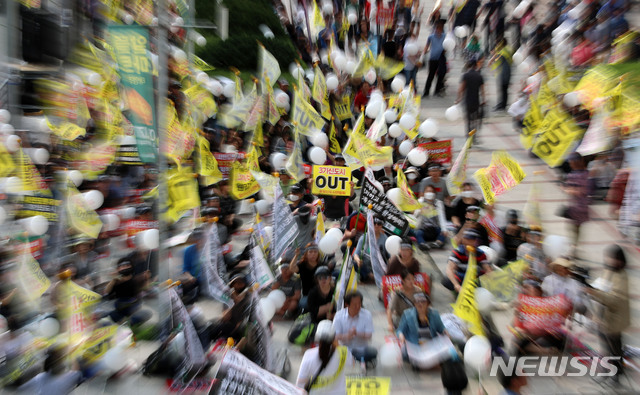 【고양=뉴시스】박주성 기자 = 일산신도시연합회와 운정신도시연합회, 검단신도시연합회 주최로 9일 오후 경기도 고양시 일산서구 주엽동 김현미 국토교통부 장관 지역구 사무실 앞에서 열린 3기 신도시 철회 5차 집회에서 참가자들이 구호를 외치고 있다. 2019.06.09. park7691@newsis.com