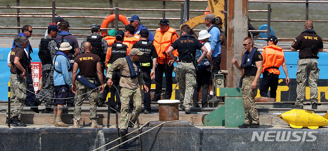 【부다페스트(헝가리)=뉴시스】추상철 기자 =9일 오전(현지시각) 헝가리 부다페스트 다뉴브강 유람선 침몰 사고현장 위 바지선에서 대한민국 정부 신속 대응팀과 헝가리측 관계자가 인양 리허설 준비를 하고 있다. 2019.06.09.  scchoo@newsis.com