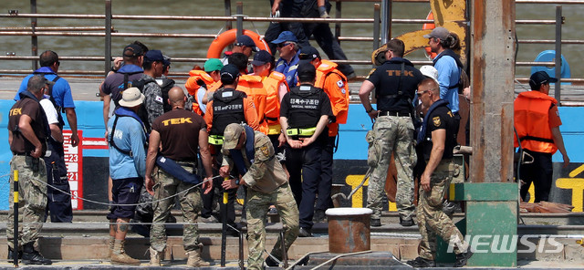 【부다페스트(헝가리)=뉴시스】추상철 기자 =9일 오전(현지시각) 헝가리 부다페스트 다뉴브강 유람선 침몰 사고현장 위 바지선에서 대한민국 정부 신속 대응팀과 헝가리측 관계자가 인양 리허설 준비를 하고 있다. 2019.06.09.&nbsp;&nbsp; scchoo@newsis.com