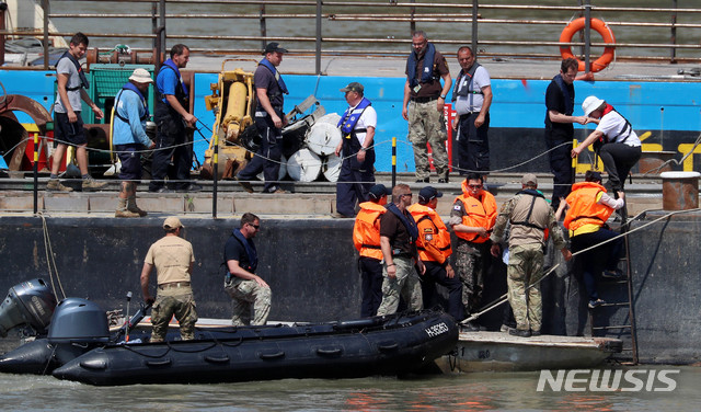 【부다페스트(헝가리)=뉴시스】추상철 기자 = 지난 9일 오전(현지시각) 헝가리 부다페스트 다뉴브강 유람선 침몰 사고현장 위 바지선에서 대한민국 정부 신속 대응팀과 헝가리측 관계자가 인양 리허설 준비를 하고 있다. 2019.06.09.&nbsp;&nbsp; scchoo@newsis.com