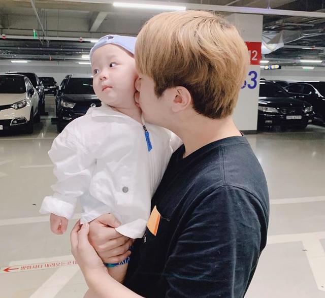 최민환 사과 "아기 안고 시구, 위험할 수 있었는데···"