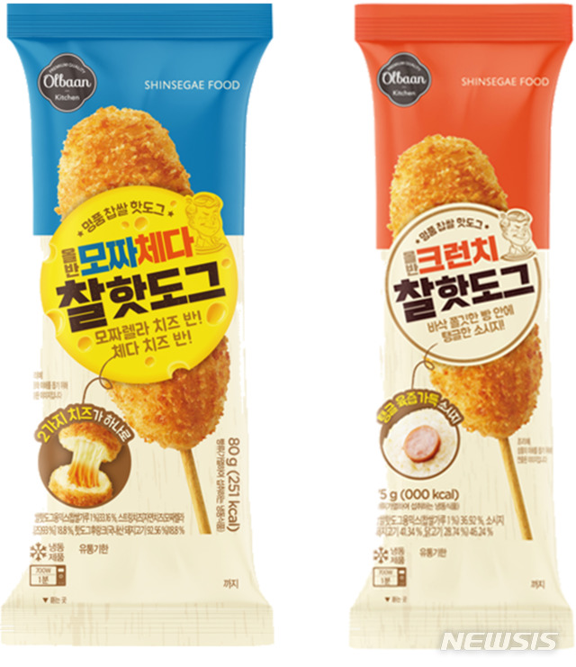 【서울=뉴시스】신세계푸드가 출시한 '올반 모짜체다 찰핫도그'와 '올반 크런치 찰핫도그'.