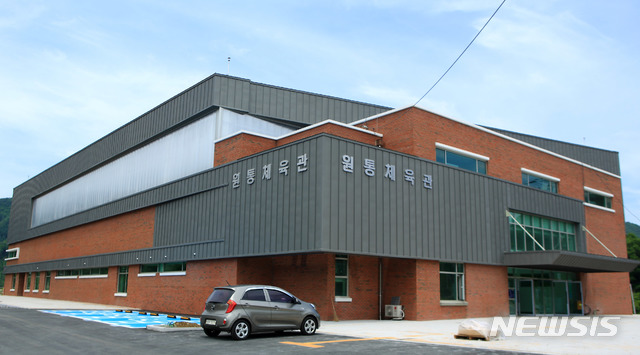 (사진은 이달말 준공될 인제 원통다목적체육관)