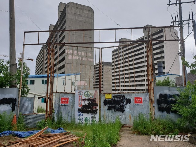 【정읍=뉴시스】 한훈 기자 = 10일 전북 정읍시 북면 한교리(1572번지)의 한교임대아파트는 지난 2003년 시공사인 ㈜H종합건설이 부도가 난후 현재까지 공사가 진척되지 않은 채 방치 돼 있다.2019.06.10. 369369125@newsis.com 