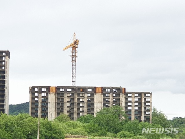 【정읍=뉴시스】 한훈 기자 = 10일 전북 정읍시 북면 한교리(1572번지)의 한교임대아파트는 지난 2003년 시공사인 ㈜H종합건설이 부도가 난후 현재까지 공사가 진척되지 않은 채 방치 돼 있다.2019.06.10. 369369125@newsis.com 