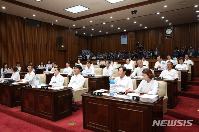 【대구=뉴시스】배소영 기자 = 대구시 달서구의회 의원들이 10일 제263회 대구시 달서구의회 제1차 정례회에서 대구시 신청사 유치를 염원하는 티셔츠를 입고 있다. 2019.06.10. (사진=달서구의회 제공)photo@newsis.com