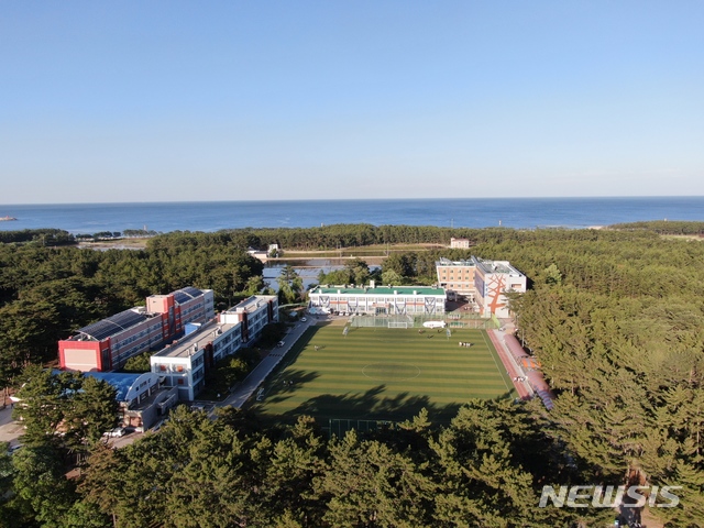 【안동=뉴시스】 울진 동해안의 숲 속에 자리잡은 한국원자력마이스트고 전경. 2019.06.11 (사진=한국원자력마이스터고 제공)