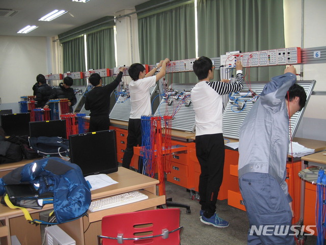 【안동=뉴시스】 실습중인 전기제어과 학생들. 2019.06.11 (사진=한국원자력마이스터고 제공)