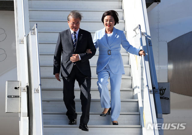 【헬싱키(핀란드)=뉴시스】전신 기자 = 문재인 대통령과 부인 김정숙 여사가 9일(현지시간) 헬싱키 반타 국제공항에 도착해 트랩을 내려오고 있다. 2019.06.09. photo1006@newsis.com