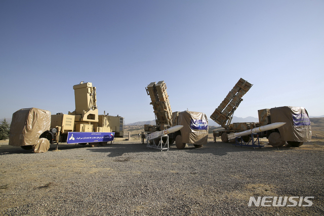 【테헤란=AP/뉴시스】이란 국방부가 9일(현지시간) 국산 대공 미사일 '사야드(sayyad)-3'를 이용해 다수의 목표물을 동시 요격할 수 있는 방공 시스템 '호르다르(Khordad)-15'를 자체 개발했다고 발표했다.사진은 이날 테헤란에서 열린 기념행사에서 공개된 신형 방공 시스템. 2019.06.10