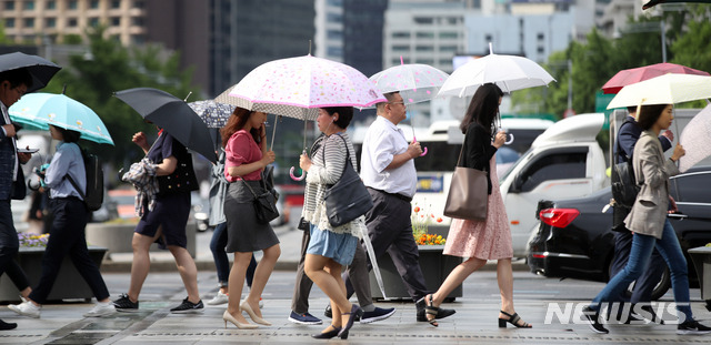 【서울=뉴시스】김선웅 기자 = 비가 내린 10일 오전 서울 종로구 세종로사거리에서 우산을 쓴 시민들이 출근을 서두르고 있다. 2019.06.10. mangusta@newsis.com