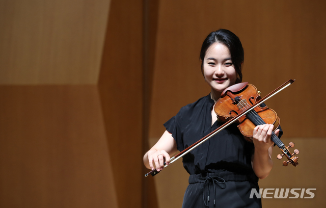 【서울=뉴시스】조수정 기자 = 바이올리니스트 임지영이 10일 오전 서울 신촌동 금호아트홀 연세에서 뉴시스와 인터뷰에 앞서 포즈를 취하고 있다. 임지영이 들고 있는 바이올린은 비에니아프스키가 사용했던 스트라디바리우스 ‘사쎄르노'(1717)다. 일본음악협회 후원으로 향후 3년간 이 바이올린으로 연주할 예정이다. 임지영은 만 20세였던 2015년 세계적인 권위의 퀸 엘리자베스 콩쿠르 바이올린 부문에서 한국인 최초 1위를 차지했다. 임지영은 비올리스트 매슈 리프먼과 함께 6월 13일 오후 8시 금호아트홀 연세에서 듀오 리사이틀 무대를 연다. 2019.06.10. chocrystal@newsis.com