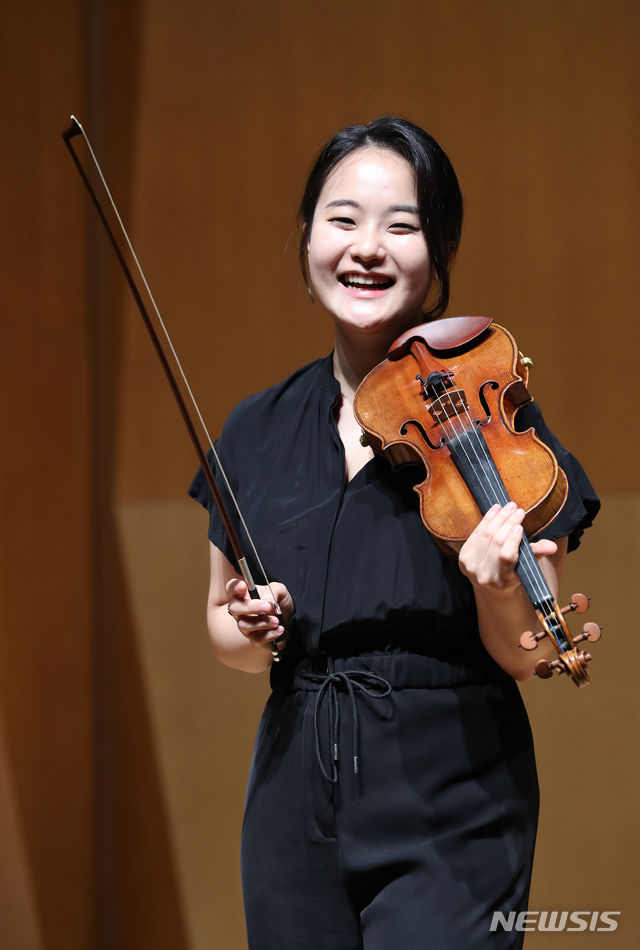 【서울=뉴시스】조수정 기자 = 바이올리니스트 임지영이 10일 오전 서울 신촌동 금호아트홀 연세에서 뉴시스와 인터뷰에 앞서 포즈를 취하고 있다. 임지영이 들고 있는 바이올린은 비에니아프스키가 사용했던 스트라디바리우스 ‘사쎄르노'(1717)다. 일본음악협회 후원으로 향후 3년간 이 바이올린으로 연주할 예정이다. 임지영은 만 20세였던 2015년 세계적인 권위의 퀸 엘리자베스 콩쿠르 바이올린 부문에서 한국인 최초 1위를 차지했다. 임지영은 비올리스트 매슈 리프먼과 함께 6월 13일 오후 8시 금호아트홀 연세에서 듀오 리사이틀 무대를 연다. 2019.06.10. chocrystal@newsis.com