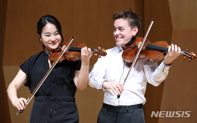 【서울=뉴시스】조수정 기자 = 바이올리니스트 임지영, 비올리스트 매슈 리프먼(Matthew Lipman.오른쪽)이 10일 오전 서울 신촌동 금호아트홀 연세에서 뉴시스와 인터뷰에 앞서 포즈를 취하고 있다. 임지영이 들고 있는 바이올린은 비에니아프스키가 사용했던 스트라디바리우스 ‘사쎄르노'(1717)다. 일본음악협회 후원으로 향후 3년간 이 바이올린으로 연주할 예정이다. 매슈 리프먼은 RBP 재단 후원으로(사진에 들고 있는) 1700 마테오 고프릴러 비올라와 도미니크 페카테 비올라 활로 연주한다. 임지영은 만 20세였던 2015년 세계적인 권위의 퀸 엘리자베스 콩쿠르 바이올린 부문에서 한국인 최초 1위를 차지했다. 매슈 리프먼은 2015년 에이버리 피셔 커리어 그랜트를 수상했다. 임지영과 매슈 리프먼은 6월 13일 오후 8시 금호아트홀 연세에서 듀오 리사이틀 '클래식 나우!'를 연다. 2019.06.10. chocrystal@newsis.com