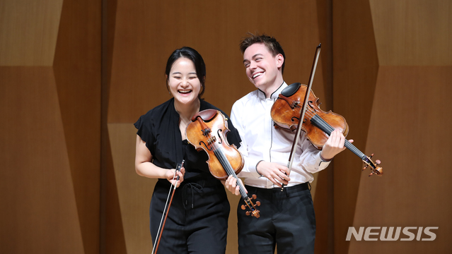 【서울=뉴시스】조수정 기자 = 바이올리니스트 임지영, 비올리스트 매슈 리프먼(Matthew Lipman.오른쪽)이 10일 오전 서울 신촌동 금호아트홀 연세에서 뉴시스와 인터뷰에 앞서 포즈를 취하고 있다. 임지영이 들고 있는 바이올린은 비에니아프스키가 사용했던 스트라디바리우스 ‘사쎄르노'(1717)다. 일본음악협회 후원으로 향후 3년간 이 바이올린으로 연주할 예정이다. 매슈 리프먼은 RBP 재단 후원으로(사진에 들고 있는) 1700 마테오 고프릴러 비올라와 도미니크 페카테 비올라 활로 연주한다. 임지영은 만 20세였던 2015년 세계적인 권위의 퀸 엘리자베스 콩쿠르 바이올린 부문에서 한국인 최초 1위를 차지했다. 매슈 리프먼은 2015년 에이버리 피셔 커리어 그랜트를 수상했다. 임지영과 매슈 리프먼은 6월 13일 오후 8시 금호아트홀 연세에서 듀오 리사이틀 '클래식 나우!'를 연다. 2019.06.10. chocrystal@newsis.com