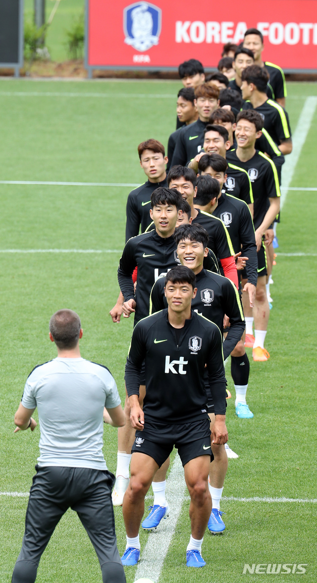 【파주=뉴시스】 이윤청 기자 = 축구 대표팀이 10일 경기 파주시 축구대표팀트레이닝센터에서 소집훈련을 하고 있다.  대표팀은 11일 이란과 평가전을 치른다. 2019.06.10.  radiohead@newsis.com