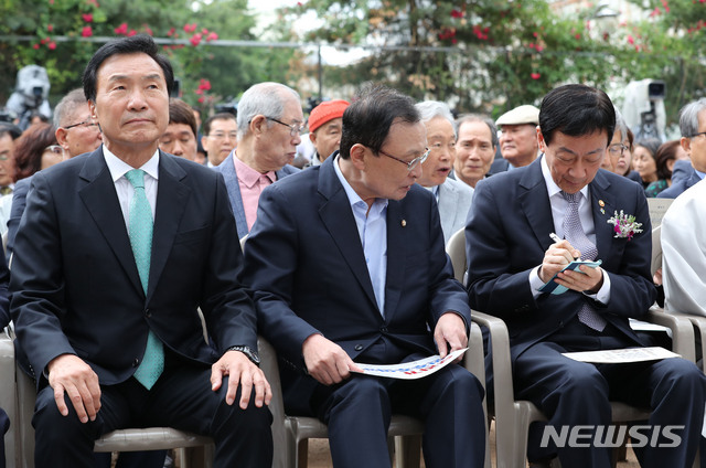 【서울=뉴시스】박진희 기자 = 이해찬 더불어민주당 대표가 10일 오전 서울 용산구 남영동 민주인권기념관(옛 남영동 대공분실) 예정지에서 열린 '6·10민주항쟁 32주년 기념식'에 참석하여 진영 행정안전부 장관과 대화를 나누고 있다. 왼쪽은 손학규 바른미래당 대표. 2019.06.10.&nbsp; pak7130@newsis.com