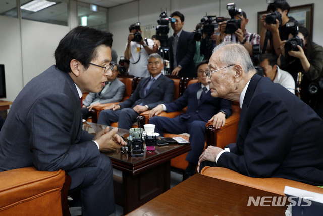 【서울=뉴시스】최동준 기자 = 황교안 자유한국당 대표가 10일 서울 용산구 전쟁기념관 군사 편찬연구 자문위원장실에서 백선엽 예비역 대장을 예방, 환담하고 있다. 2019.06.10. photocdj@newsis.com