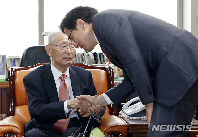 【서울=뉴시스】최동준 기자 = 황교안 자유한국당 대표가 10일 서울 용산구 전쟁기념관 군사 편찬연구 자문위원장실에서 백선엽 예비역 대장을 예방, 인사를 하고 있다. 2019.06.10.&nbsp; photocdj@newsis.com