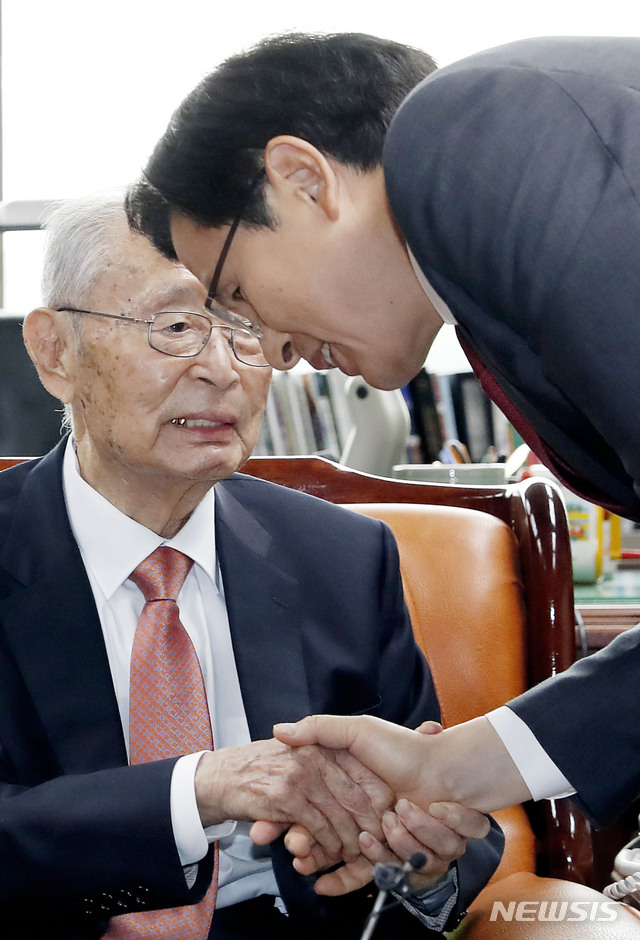 【서울=뉴시스】최동준 기자 = 황교안 자유한국당 대표가 10일 서울 용산구 전쟁기념관 군사 편찬연구 자문위원장실에서 백선엽 예비역 대장을 예방, 인사하고 있다. 2019.06.10. photocdj@newsis.com