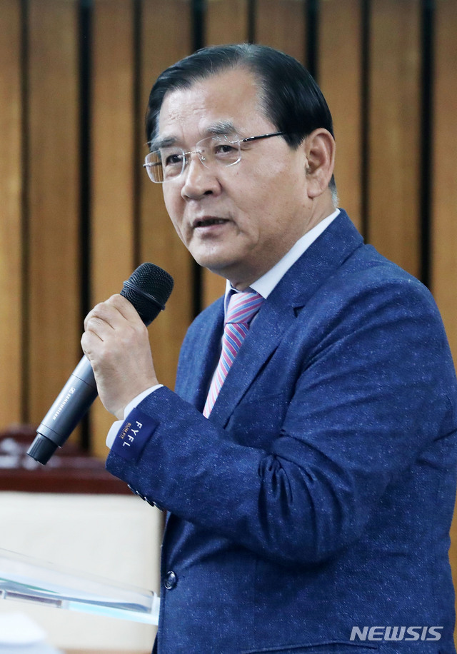 【서울=뉴시스】홍효식 기자 = 김대환 전 고용노동부 장관이 10일 오후 서울 여의도 국회에서 열린 바른미래당 국회의원 워크숍에서 강연하고 있다. 2019.06.10.&nbsp; yesphoto@newsis.com